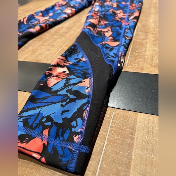 💙 Lululemon Inspire Tight II crop
Paint Storm Harbor Blue Multi - Picture 3 of 8